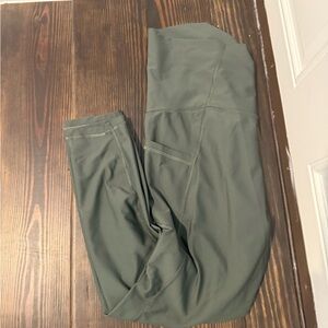 Old Navy Active Maternity Leggings in Olive